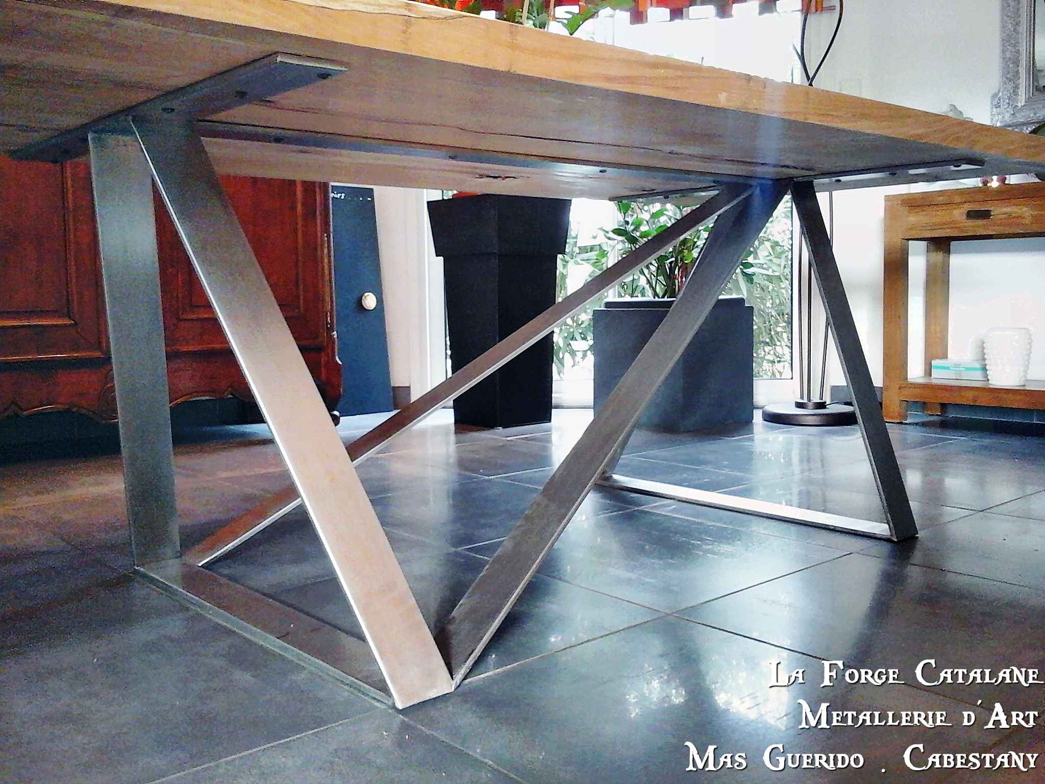 pietement de table fer plats entrecroises moderne destructure plateau bois  forge catalane.jpg